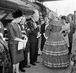 856264 Afbeelding van het bezoek van afgevaardigden van buitenlandse spoorwegdirecties aan de jubileumtentoonstelling ...